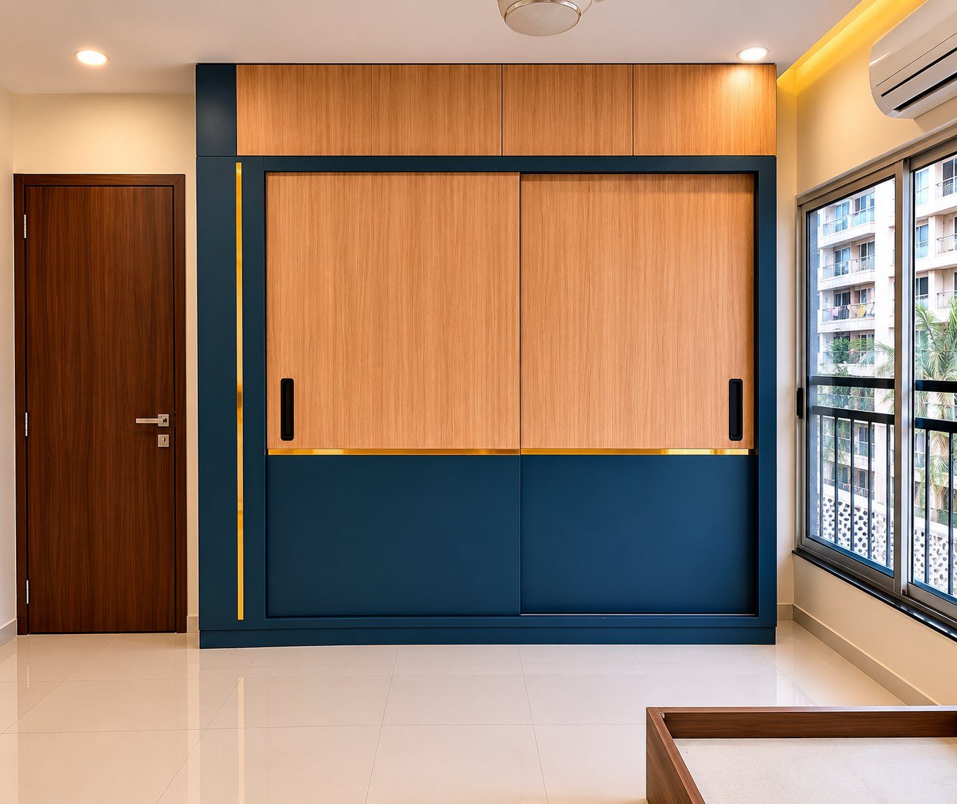 Sliding wardrobe in oak and deep blue